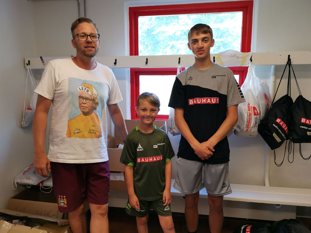 Casper med Marius og Daniel, der viser årets fodboldskole tøj frem - Søften Nyt - Foto: AGR.