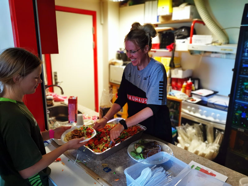 Anita hjælper med salater - Søften Nyt - Foto: Anders Godtfred-Rasmussen.