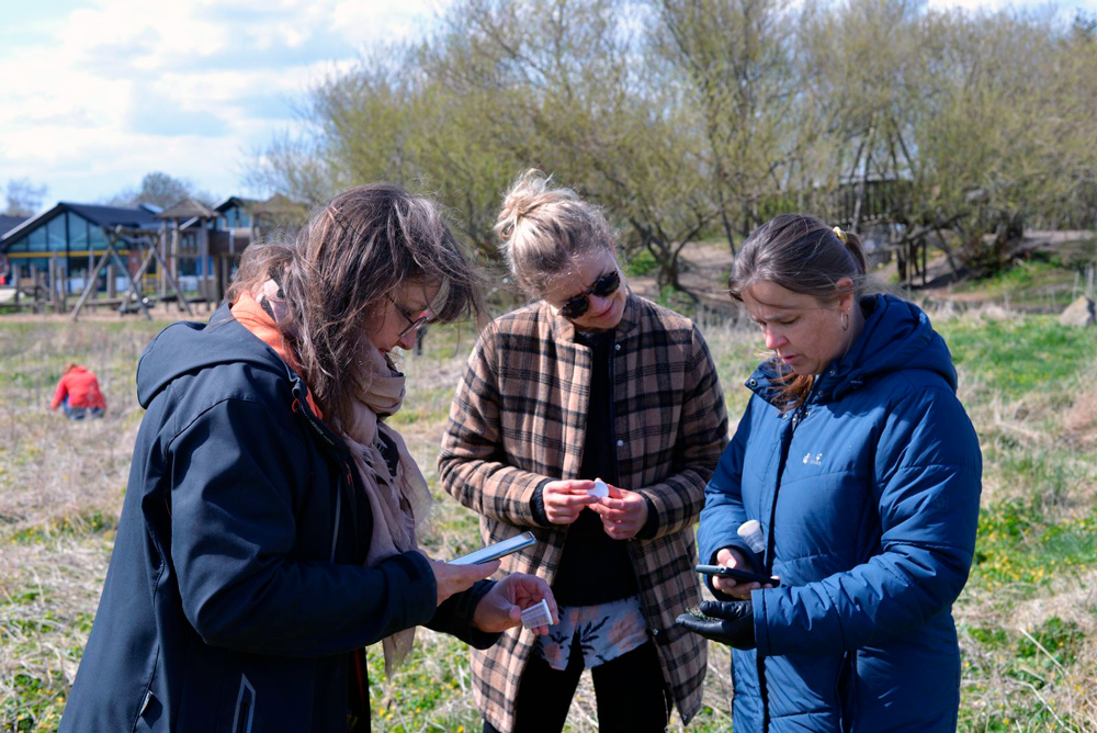 Undervisere bruger Inaturalist appen - Søften Nyt - Foto: Anders Godtfred-Rasmussen