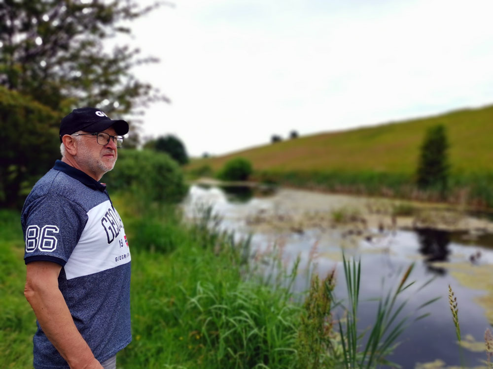 Erling Kvist Andersen ved søen i Himmerigsskoven - Søften Nyt - Foto: Anders Godtfred-Rasmussen.