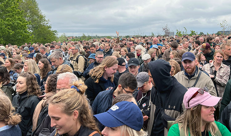 Kø til indgangen - Søften Nyt - Foto: Anders Godtfred-Rasmussen.