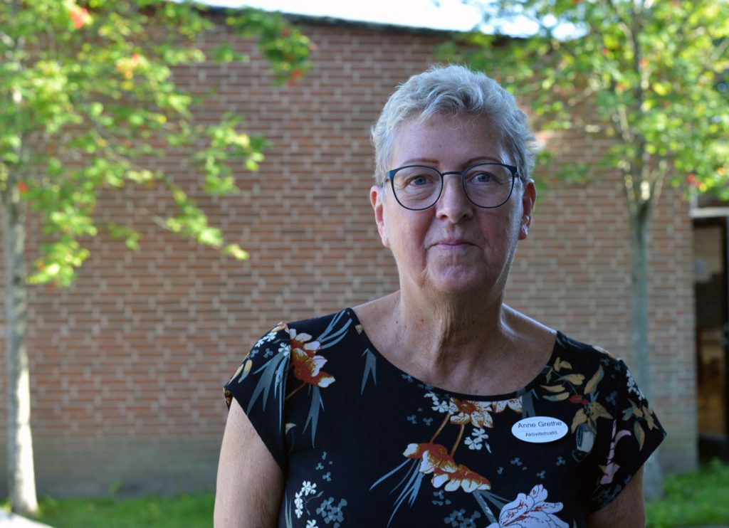 Anne Grethe Rasmussen er rigtigt glad for den hjælp og støtte, som Beboervennerne har givet i de sidste mange, mange år, og hun kan også se på beboerne på plejecentret, at de er glade for de aktiviteter, som Beboervennerne laver på Hinneruplund - Søften Nyt - Foto: Anders Godtfred-Rasmussen.