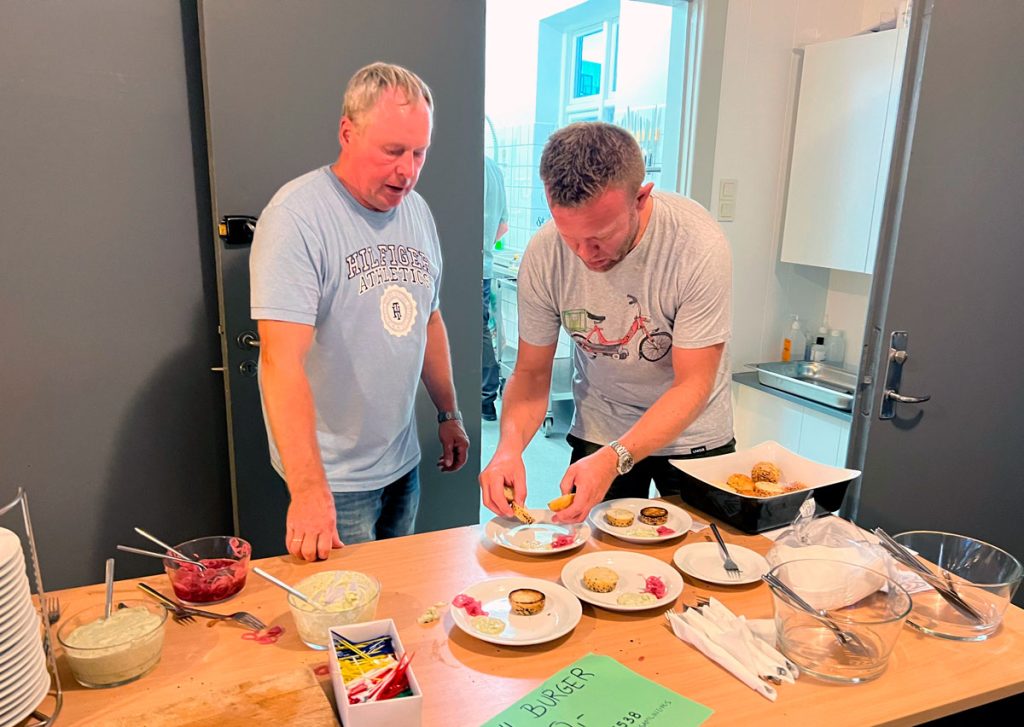 Flemming og Anders servicerer gæsterne - Søften Nyt - Foto: Anders Godtfred-Rasmussen.