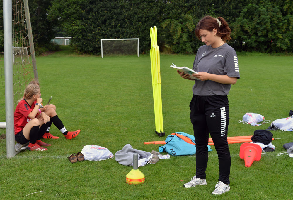 Louise forbereder sig på den næste øvelse på fodboldskolen - Søften Nyt - Foto: Anders Godtfred-Rasmussen.