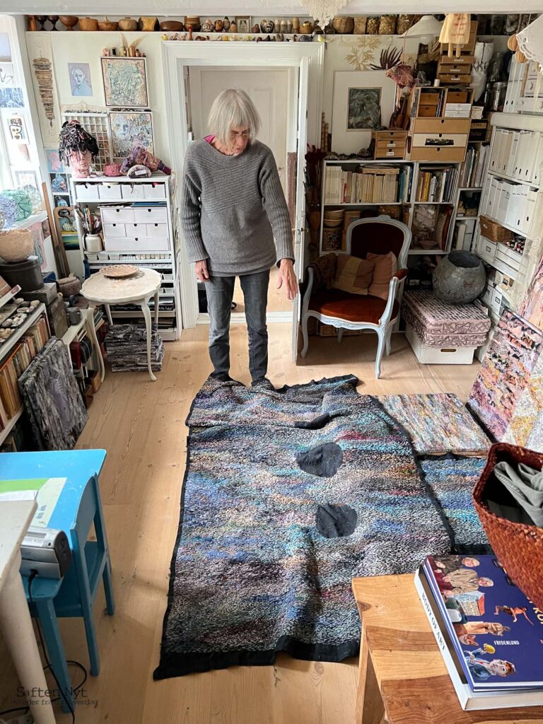 Billedet forestiller Lene Bruun Kolff i sit atelier foran hendes værk, der hedder De tre sorte Huller - Søften Nyt - Foto: Anders Godtfred-Rasmussen.