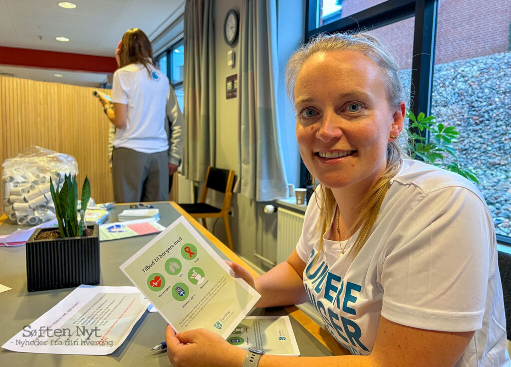 Sarah Fredskilde er sygeplejerske i Favrskov Kommune, og hjalp alle interesserede borger til Lungedagen med at få målt deres lungefunktion, og der var rigtigt mange forbi i de tre timer, som arrangementet varede. Foto: Anders Godtfred-Rasmussen - Søften Nyt.