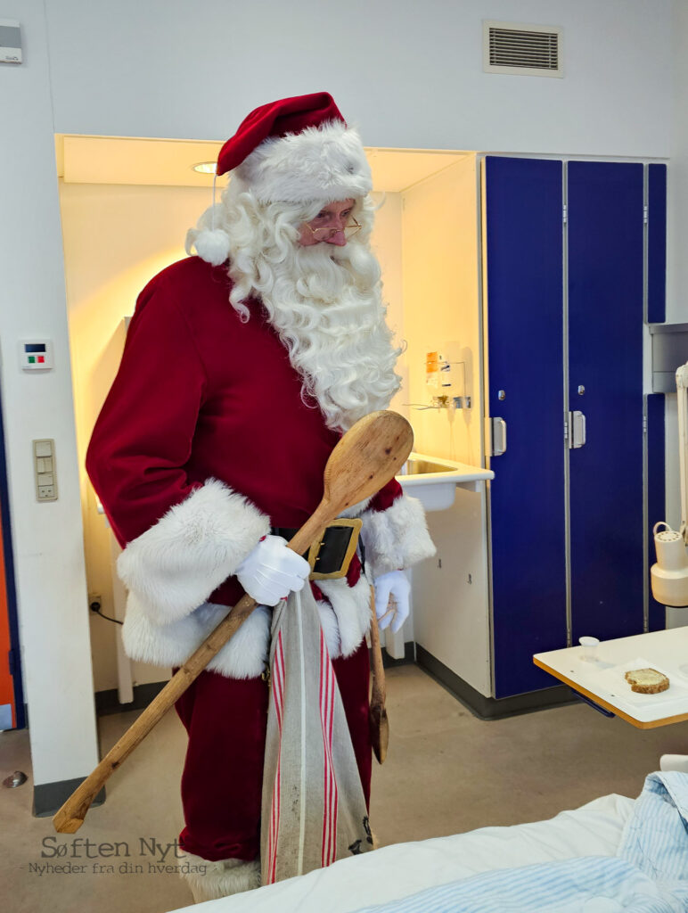 Julemanden var velkommen på alle de stuer han besøgte på afdeling H9 på Aarhus Universitetshospital, og han talte med hver og en af de indlagte inden de hver især fik lidt julesnolder. Foto: Anders Godtfred-Rasmussen - Søften Nyt.