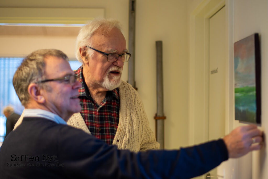 Jacob Væggemose og Poul Aage Fogde taler om det billede på udstillingen som Poul Aage har doneret til Røde Kors, der vil sælge det på en auktion. Foto: Anders Godtfred-Rasmussen - Søften Nyt.