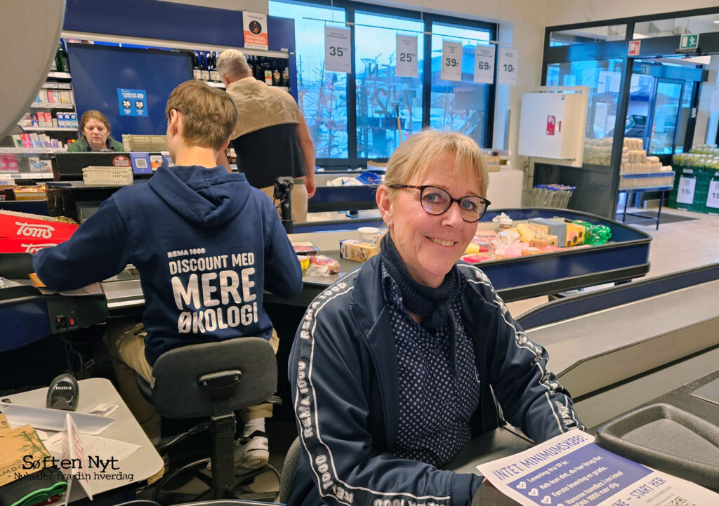 Lene Andersen er virkelig glad for sit fleksjob i REMA 1000 i Søften, her har hun gode arbejdsmuligheder, kolleger og så er medarbejdere og chefer gode til at tilrettelægge hendes arbejde, så hun smiler både når hun skal på arbejde og når hun går hjem igen. Foto: Anders Godtfred-Rasmussen.