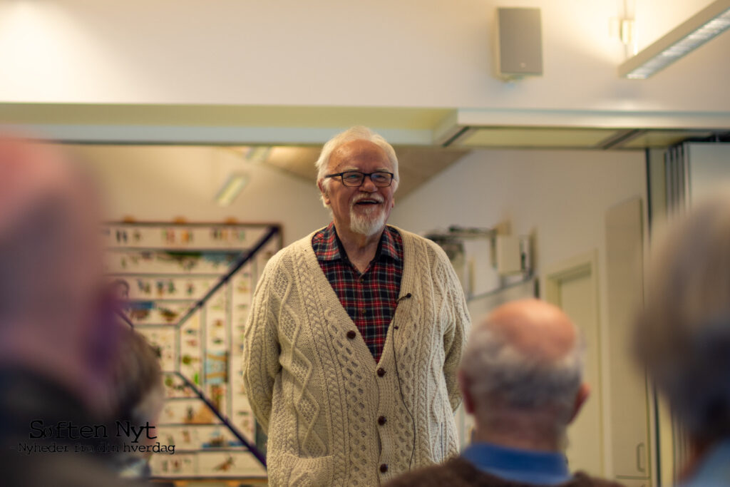Poul Aage Fogde forklarer om sine værker og hans store kærlighed til Skotland, som han også har fundet inspiration fra til flere af sine værker på udstillingen. Foto: Anders Godtfred-Rasmussen - Søften Nyt.