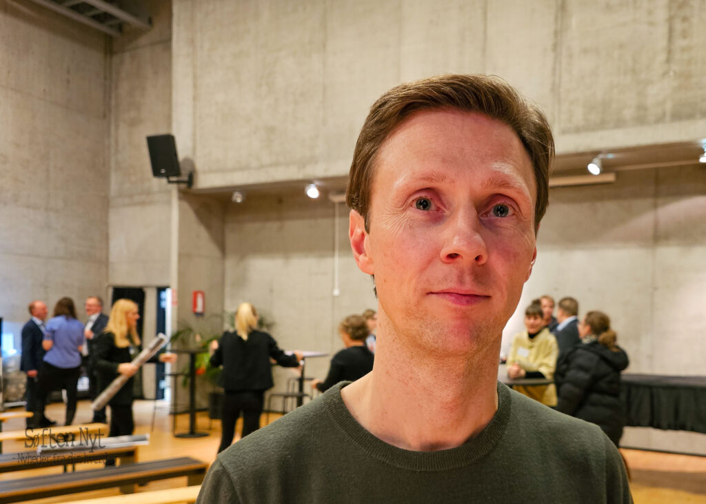 Kristian Skipper-Pedersen fra Unison Energy Partners var glad for, at der var mødt så mange mennesker om til borgermødet, og er klar på at stille op igen, hvis der kommer flere møder om solcelleprojektet mellem Hadsten, Hadbjerg og Galten. Foto: Anders Godtfred-Rasmussen - Søften Nyt.