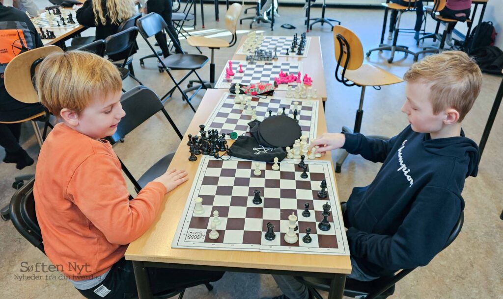 Villads og Mathias har begge to spillet skak længe og er med hvert år når Præstemarkskolen holder skoleskak lige inden vinterferien. Foto: Anders Godtfred-Rasmussen - Søften Nyt.