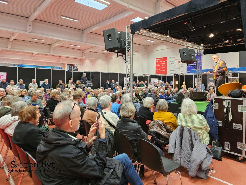 Der var masser af mennesker allerede fra starten af Bogmessen den første dag, og blandt tilhørerne i køen ind til hallen kunne jeg høre, at flere skulle bruge mere end en dag på Bogmessen. Foto: Anders Godtfred-Rasmussen.