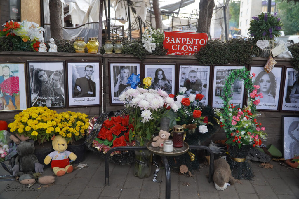 Foto af de døde ude foran en bombet restaurant i byen Kramatorsk, 30 kilometer fra fronten i Østukraine. 13 civile døde. Foto: Stefan Weichert - Søften Nyt.