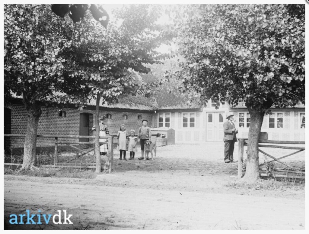 Fotografiet er taget af Johanne Johansen i 1910, og er fra en ejendom på Postvej 78. Det er Jens Gydensens forfædre på billedet og fotografiet ligger i dag i Hinnerup Egnsarkiv og på arkiv.dk. Foto: Johanne Johansen/Hinnerup Egnsarkiv.